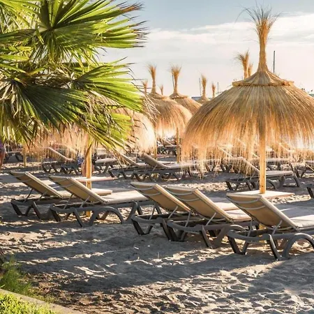 Lf 2 Bedrooms With Well Connected, Beach, Pool *